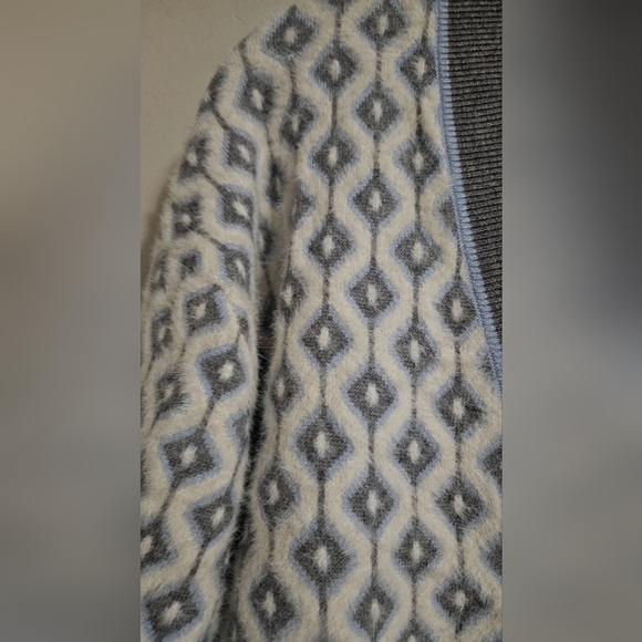 CUPCAKES and CASHMERE Diamond print soft cozy blue/cream cardigan. Size M NWT - Picture 5 of 12